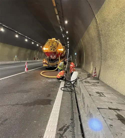 武昌隧道排水渠清淤